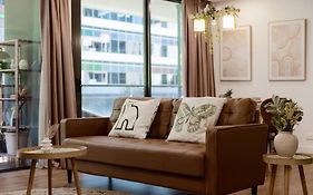 Spacious 2-Bed Apt In Docklands Balcony & Free Parking